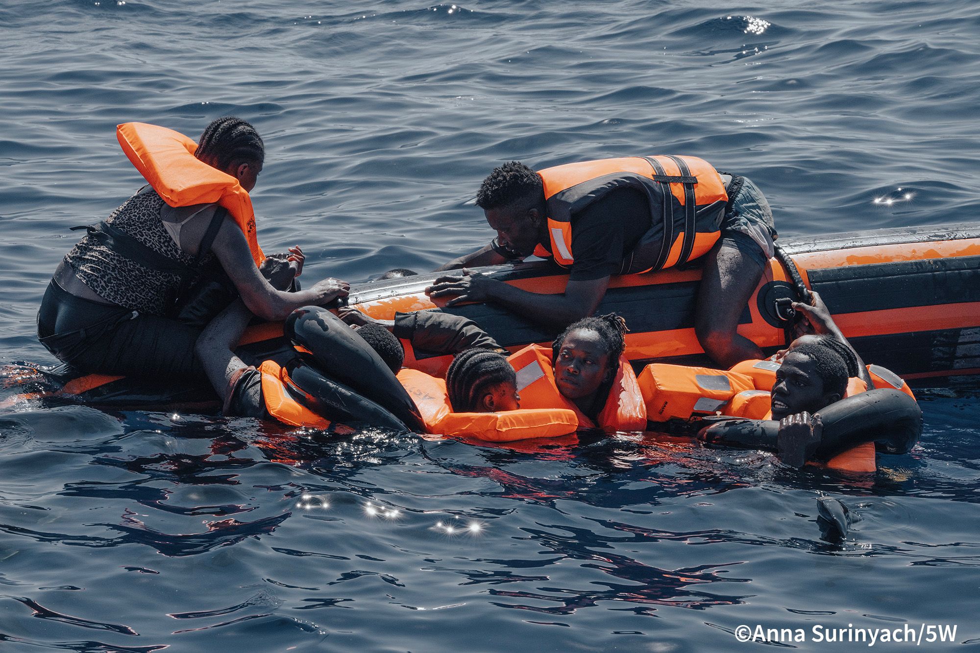 Open Arms assisteix a gairebé mil persones en plena emergència humanitària en el Mediterrani central